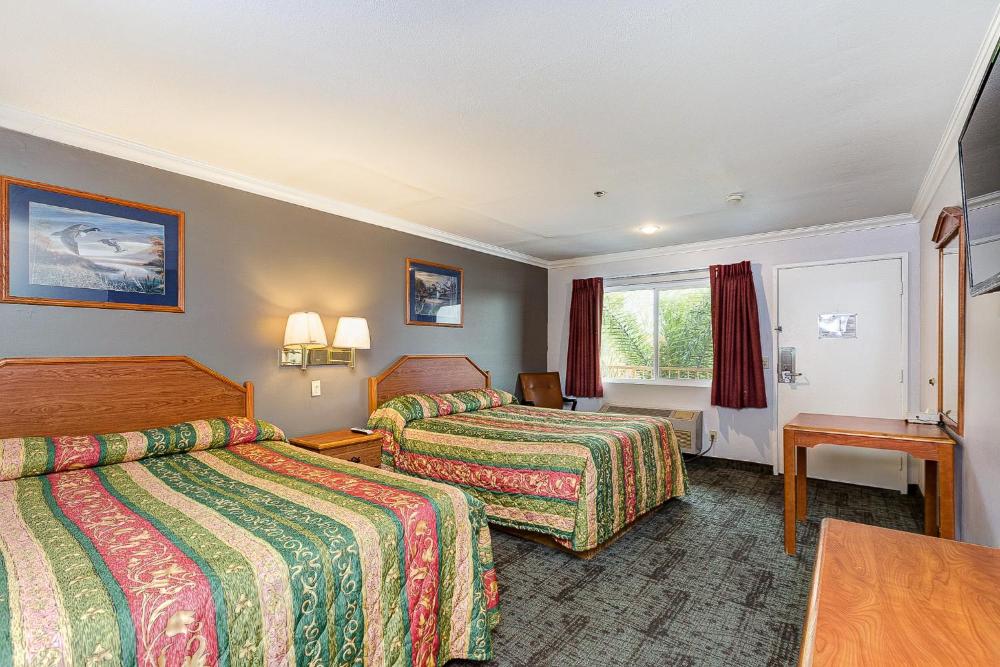 Queen Room with Two Queen Beds - Non-Smoking interior