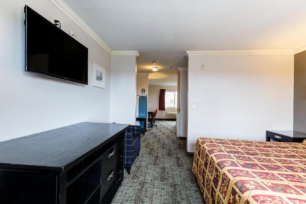Deluxe Queen Room with Two Queen Beds - Non-Smoking interior